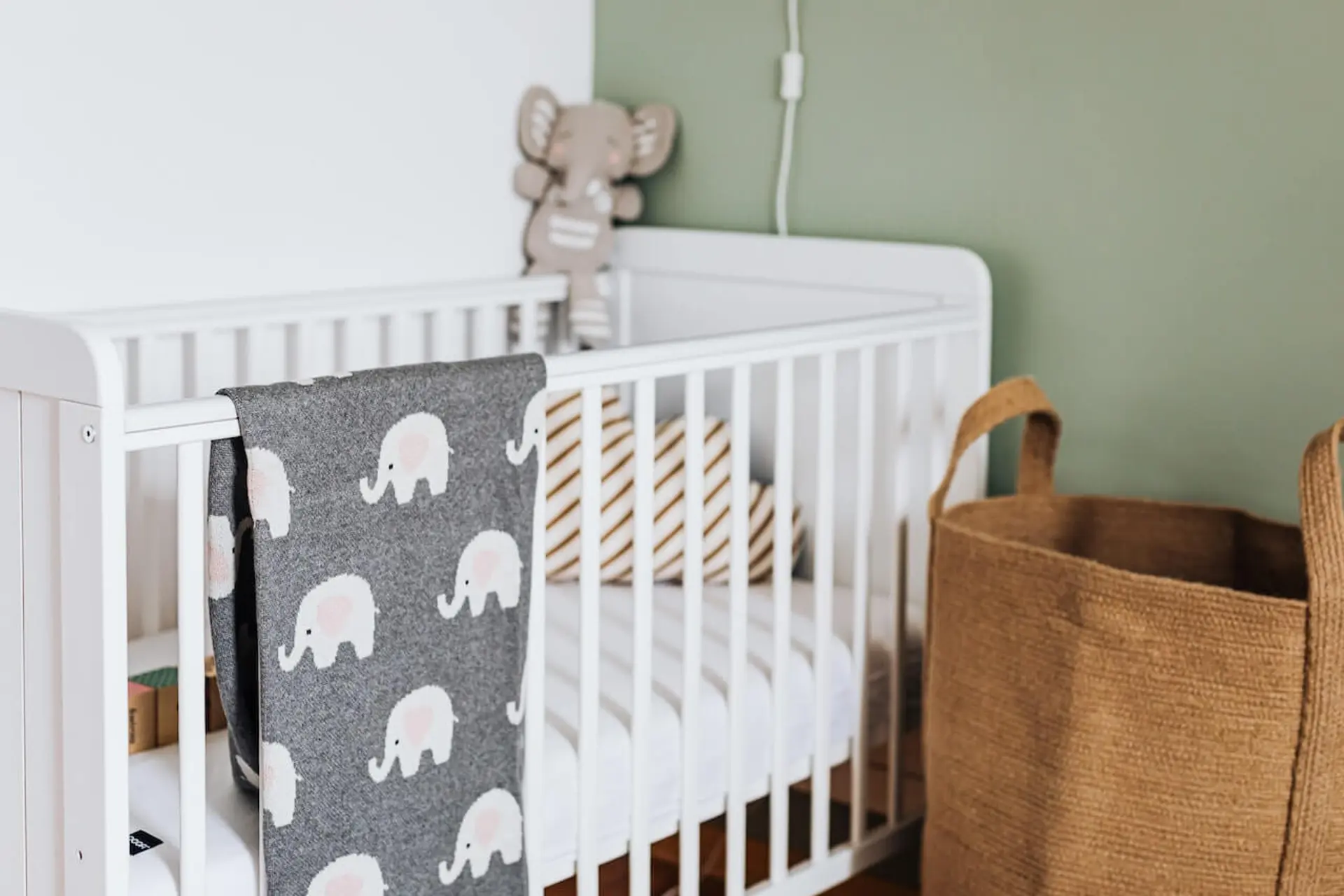 Mini Crib vs. Standard Crib - Choosing the Right Crib for Baby